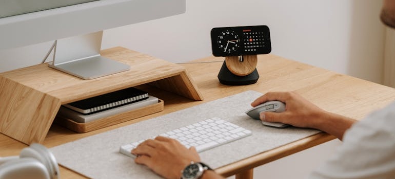 a des, keyboard, and a phone