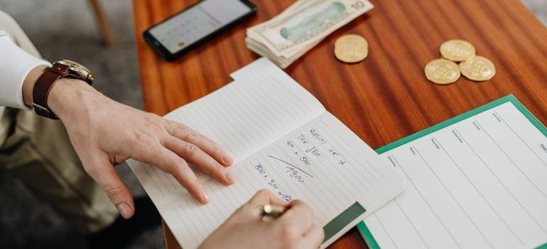 Budget notes help organize a commercial move in Dubai